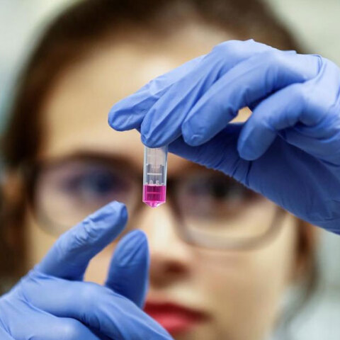 Επιστήμονας κάνει αναλύσεις για το εμβόλιο του κορωνοϊού