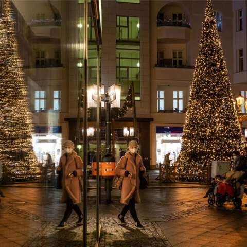 Γυναίκα με προστατευτική μάσκα για τον κορωνοϊό στην Ιταλία 