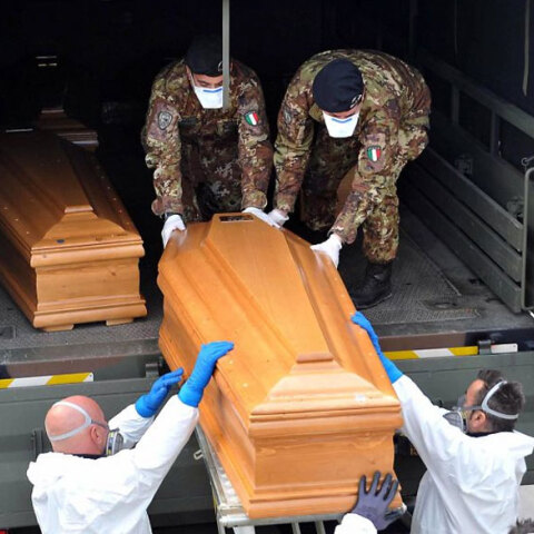 Κορωνοϊός στην Ιταλία: Στρατιώτες και γιατροί μεταφέρουν το φέρετρο με τη σορό νεκρού