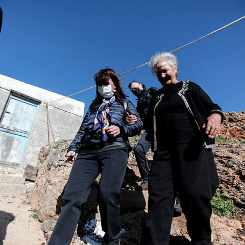 Η Κατερίνα Σακελλαροπούλου περπατά στην Κίναρο μαζί με την κυρά Ρήνη (Ειρήνη Κατσοτούρχη), τη μοναδική κάτοικο του ακριτικού νησιού στο Αιγαίο