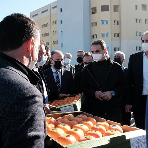 Ο πρωθυπουργός Κυριάκος Μητσοτάκης με μάσκα για τον κορωνοϊό έξω από το νοσοκομείο στη Βέροια