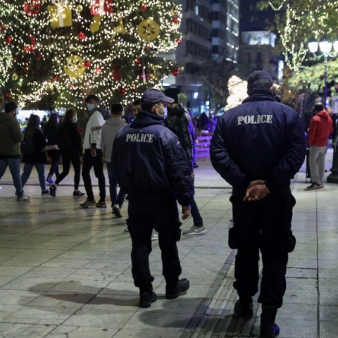 Αστυνομικοί στη στολισμένη πλατεία Συντάγματος 