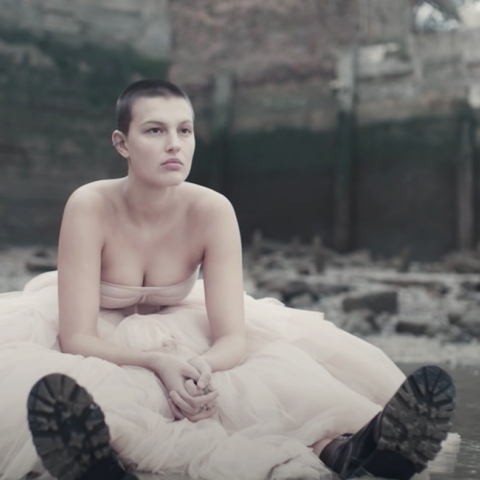 Στην κοίτη του Τάμεση η νέα Συλλογή Alexander McQueen