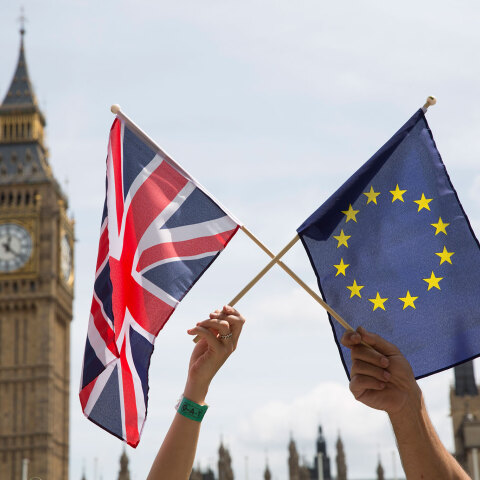 Brexit: Σημαίες της Ευρωπαϊκής Ένωσης και της Μεγάλης Βρετανίας με φόντο το Μπιγκ Μπεν στο Λονδίνο