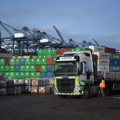 Brexit - Εμπορική συμφωνία ΕΕ με Ηνωμένο Βασίλειο: Νταλίκα μπροστά από κοντέινερ σε λιμάνι της Μεγάλης Βρετανίας