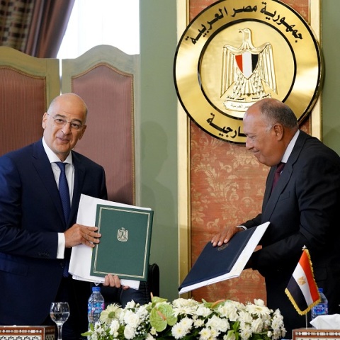 Στιγμιότυπο από την υπογραφή της συμφωνίας μεταξύ Ελλάδας και Αιγύπτου