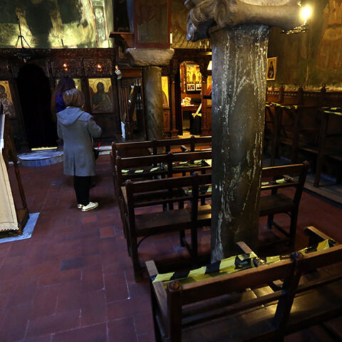 Χριστιανοί πιστοί σε εκκλησία με αποστάσεις και μάσκα για τον κορωνοϊό