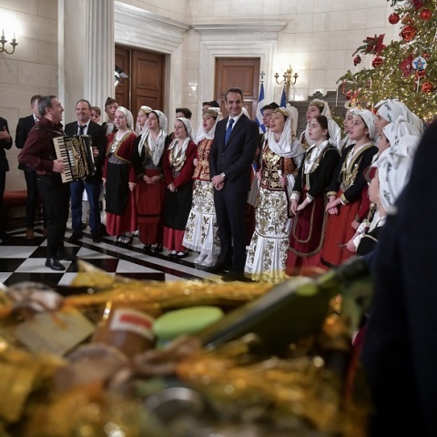 Στιγμιότυπο από τα περσινά κάλαντα στο Μέγαρο Μαξίμου