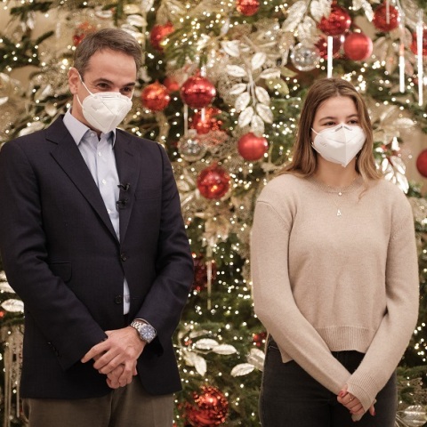 Χριστουγεννιάτικα κάλαντα στον Κυριάκο Μητσοτάκη και την κόρη του, Δάφνη