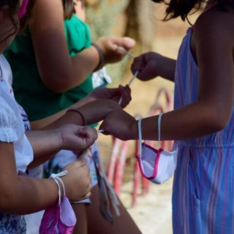 Παιδιά με μάσκες για τον κορωνοϊό