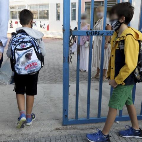 Παιδιά με μάσκα έξω από το σχολείο