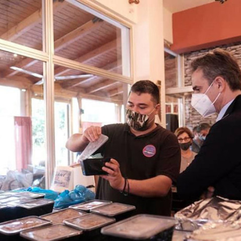 Μερίδες φαγητού και δώρα μοίρασε ο Κυρ. Μητσοτάκης στο Κερατσίνι 