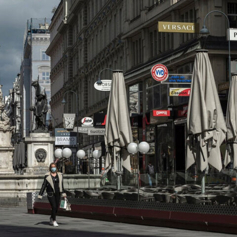 Lockdown στην Αυστρία - Γυναίκα με προστατευτική μάσκα για τον κορωνοϊό στη Βιέννη