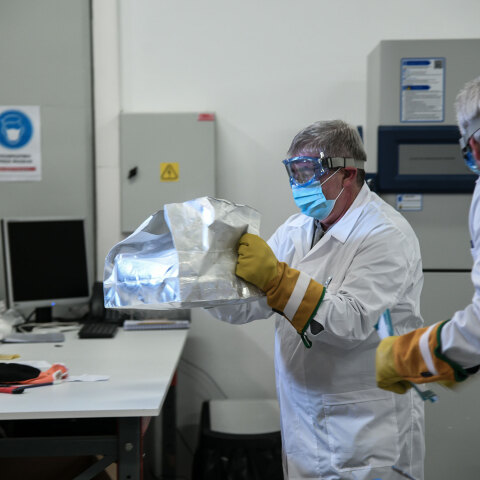 Στην Αθήνα τα πρώτα εμβόλια της Pfizer κατά του κορωνοϊού