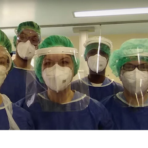 Εργαζόμενοι στις ΜΕΘ στο βίντεο για τον κορωνοϊό με ευχές για τα φετινά Χριστούγεννα