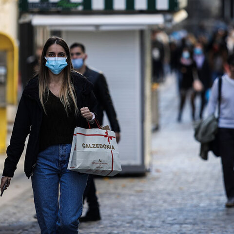 Χριστούγεννα 2020: Κόσμος στην Ερμού με μάσκα στο πρόσωπο και σακούλες με ψώνια στα χέρια