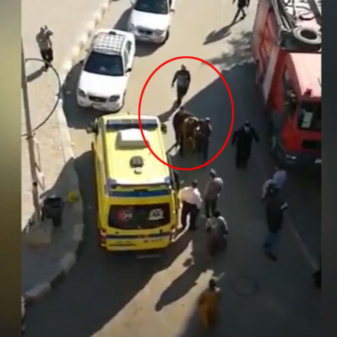 Διασώστες απομακρύνουν ασθενείς από φλεγόμενο νοσοκομείο στην Αίγυπτο