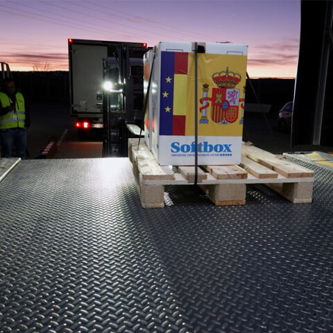 «Προσοχή, ευαίσθητο πακέτο»: Τα πρώτα εμβόλια της Pfizer για τον κορωνοϊό έφθασαν στην Ισπανία