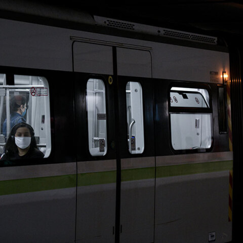 Επιβάτες σε συρμό του Μετρό με μάσκα για τον κορωνοϊό