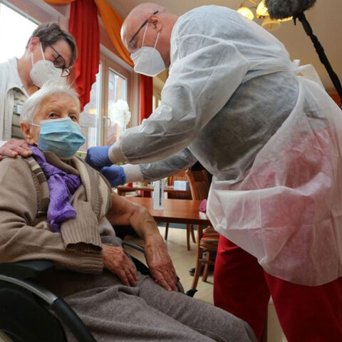 Γερμανία - Εμβολιασμός: Σε γυναίκα, ηλικίας 101 ετών, το πρώτο εμβόλιο για τον κορωνοϊό