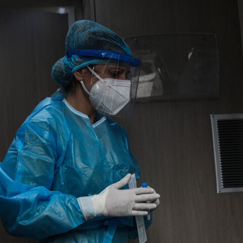 Εργαζόμενη σε κλιμάκιο του ΕΟΔΥ για τη διενέργεια rapid test για τον κορωνοϊό