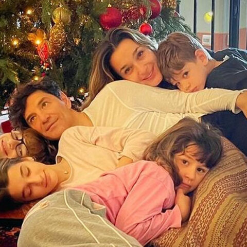 Σάκης Ρουβάς με την Κάτια Ζυγούλη και τα παιδιά τους μπροστά από το χριστουγεννιάτικο δέντρο