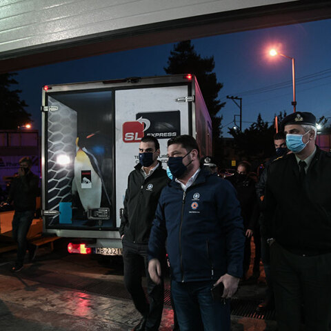 Πρώτα εμβόλια της Pfizer για τον κορωνοϊό στην Ελλάδα - Ο Νίκος Χαρδαλιάς σε αποθήκη στο Κρυονέρι την ώρα που γίνεται η παραλαβή