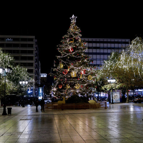 Tο χριστουγεννιάτικο δέντρο στην πλατεία Συντάγματος