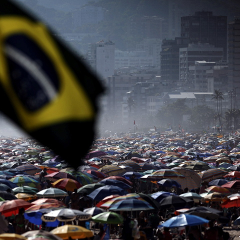 Βραζιλιάνοι στην παραλία Ιπανίμα κατά τη διάρκεια της πανδημίας του κορωνοϊού