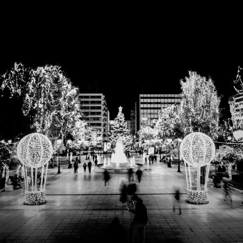 Απαγόρευση κυκλοφορίας στην Αθήνα: Ελάχιστος κόσμος στην πλατεία Συντάγματος λίγο πριν ξεκινήσει να ισχύει το μέτρο | 28.12.2020