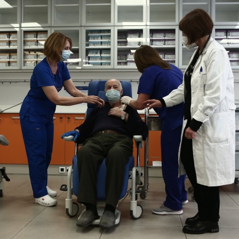Εμβολιασμός του Μιχάλη Γιοβανίδη, φιλοξενούμενου σε Μονάδα Φροντίδας Ηλικιωμένων, στο Νοσοκομείο Ευαγγελισμός