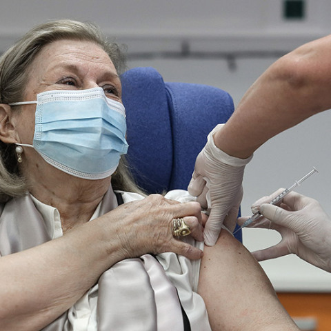 ΕΜΒΟΛΙΑΣΜΟΣ ΚΑΤΑ ΤΟΥ ΚΟΡΟΝΟΪΟΥ ΤΗΣ ΠΡΟΕΔΡΟΥ ΤΗΣ ΕΘΝΙΚΗΣ ΕΠΙΤΡΟΠΗΣ ΕΜΒΟΛΙΑΣΜΩΝ ΜΑΡΙΑΣ ΘΕΟΔΩΡΙΔΟΥ