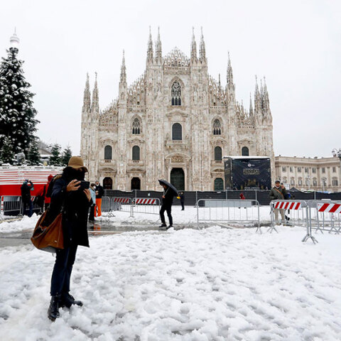Χιόνισε στο Μιλάνο, με τους κατοίκους να βγάζουν selfies από την «άσπρη ημέρα»