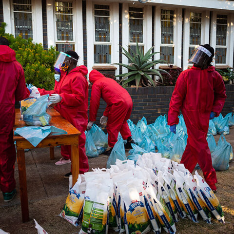 Νότια Αφρική - Κορωνοϊός: Διανομή δωρεάν φαγητού σε κατοίκους στο Γιοχάνεσμπουργκ