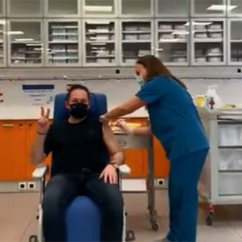 Εμβολιάστηκε ο Στέλιος Πέτσας