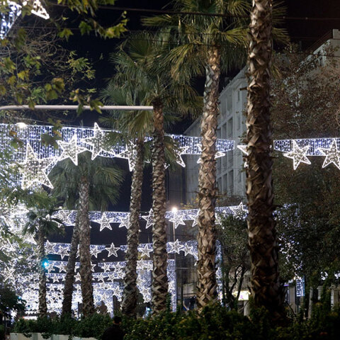 Lockdown στην Αθήνα: Χριστουγεννιάτικος στολισμός στον «Μεγάλο Περίπατο» στην αρχή της Πανεπιστημίου