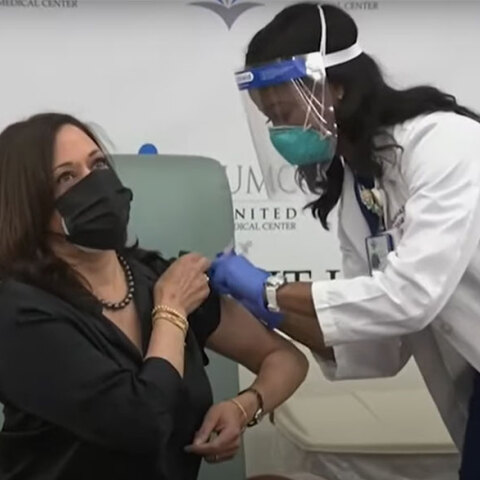 Καμάλα Χάρις: Η στιγμή που κάνει το εμβόλιο της Moderna