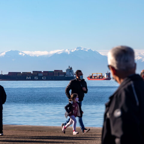 Κάτοικοι στη Θεσσαλονίκη κάνουν βόλτα και τζόκινγκ με φόντο τις χιονισμένες πλαγιές του Ολύμπου