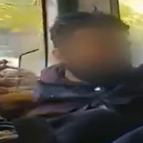 Επιβάτης χωρίς μάσκα, με καφέ και τσιγάρο