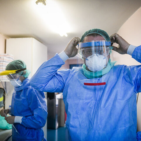 Υγειονομικοί στο νοσοκομείο «Σωτηρία» φορούν προστατευτικό εξοπλισμό για τον κορωνοϊό (ΦΩΤΟ ΑΡΧΕΙΟΥ)