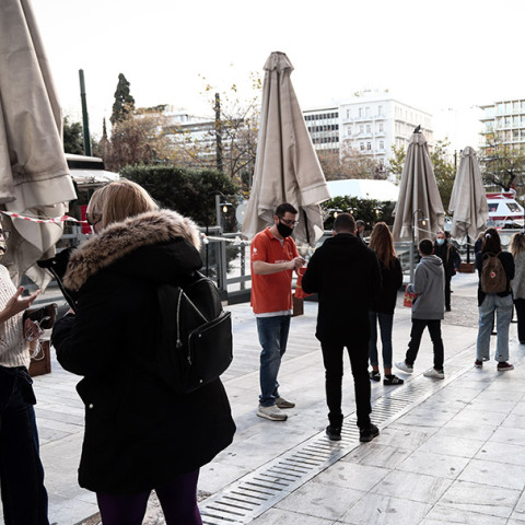 Κορωνοϊός - Πολίτες με μάσκα στο κέντρο της Αθήνας 