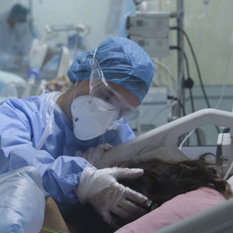 Νοσηλευτής που φροντίζει ασθενή με κορωνοϊό σε νοσοκομείο