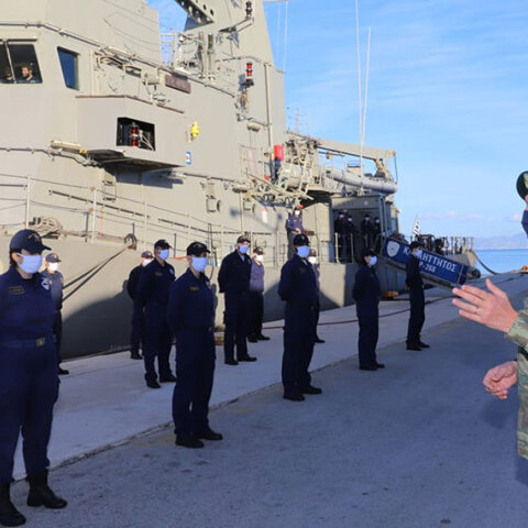 Ο Κωνσταντίνος Φλώρος (Αρχηγός ΓΕΕΘΑ) μιλά στο πλήρωμα πολεμικού σκάφους