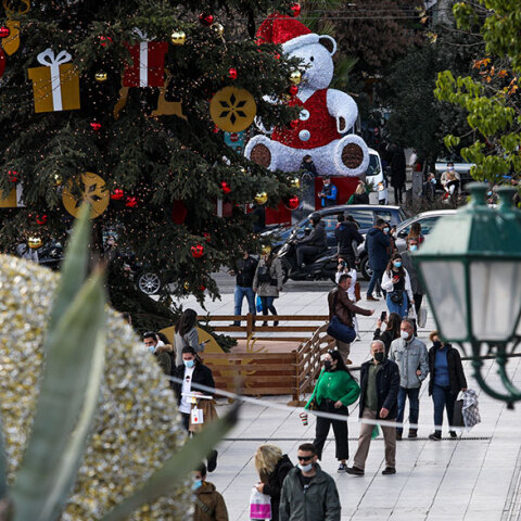 Lockdown στην Αθήνα: Πολίτες στη χριστουγεννιάτικη στολισμένη πλατεία Συντάγματος - Στο βάθος η αρχή της Ερμού