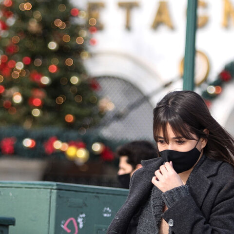 Πλατεία Συντάγματος: Γυναίκα με προστατευτική μάσκα για τον κορωνοϊό