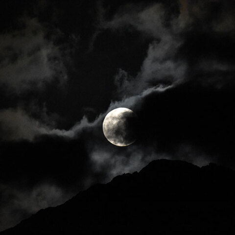 Η τελευταία πανσέληνος για το 2020 όπως φαίνεται στις Μυκήνες