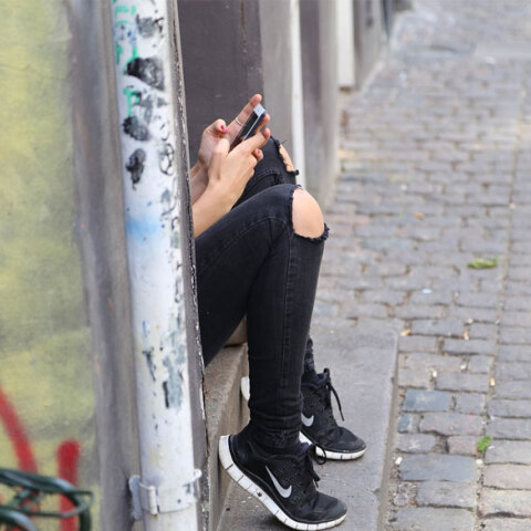 Νεαρό άτομο με κινητό τηλέφωνο