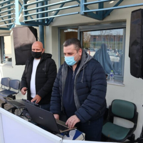 DJ έξω από το νοσοκομείο της Λάρισας 