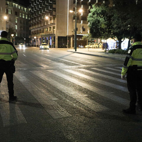 Lockdown - Μετακινήσεις: Μπλόκο της Αστυνομίας στην πλατεία Συντάγματος για την απαγόρευση κυκλοφορίας