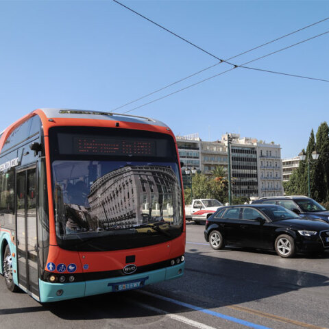 Το υπερσύγχρονο ηλεκτρικό λεωφορείο στη λεωφόρο Αμαλίας μπροστά από την πλατεία Συντάγματος